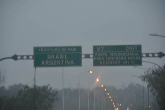 Cruzando a fronteira entre Brasil e Argentina num dia chuvoso